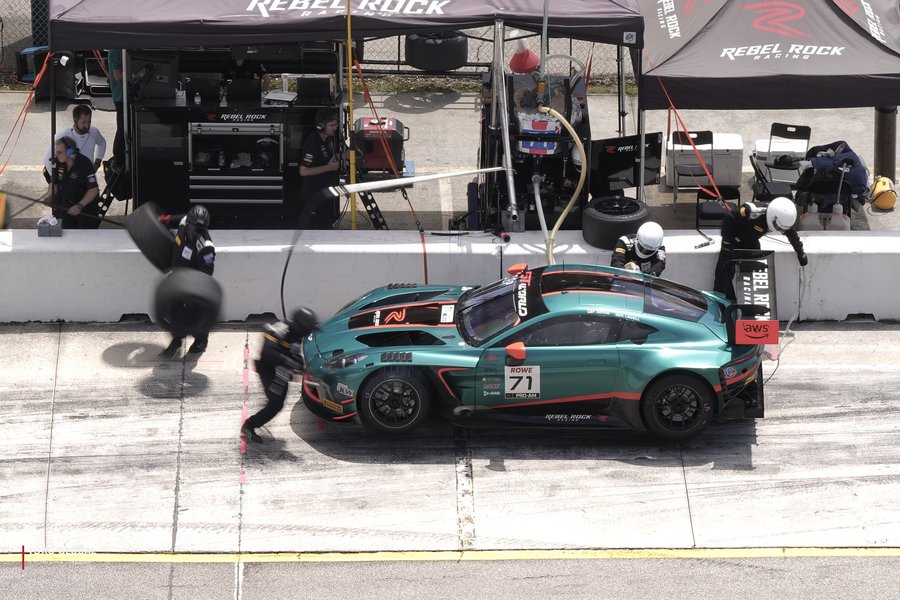 GT pit stop